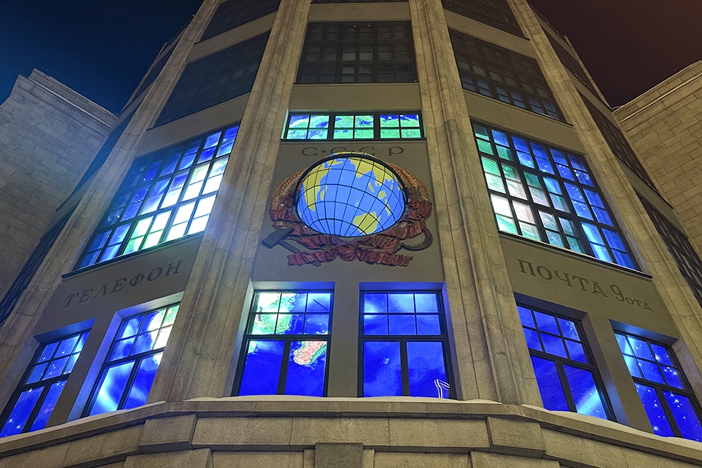 بدأت الكرة الأرضية الموجودة على واجهة التلغراف المركزي في موسكو بالدوران مرة أخرى بدأت الكرة الأرضية الموجودة على واجهة التلغراف المركزي في موسكو بالدوران مرة أخرى