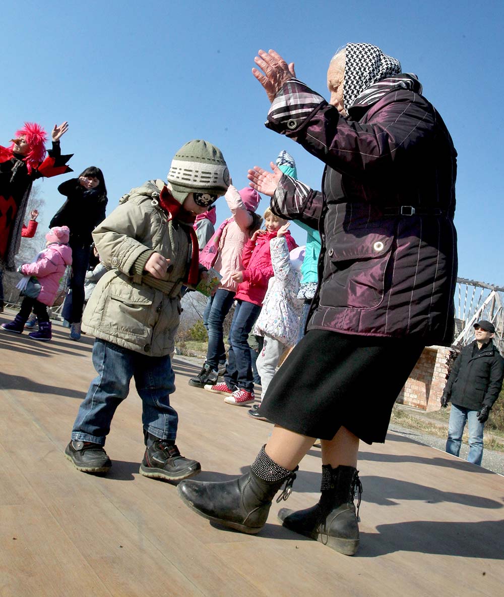 бабушка с внуком танцуют