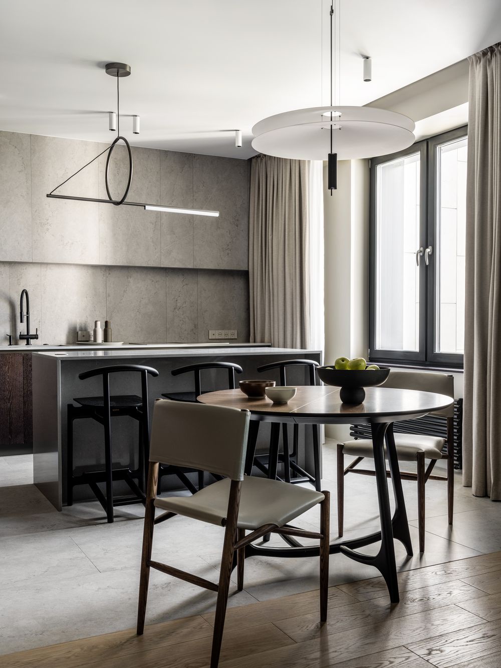 Стол в центре кухни