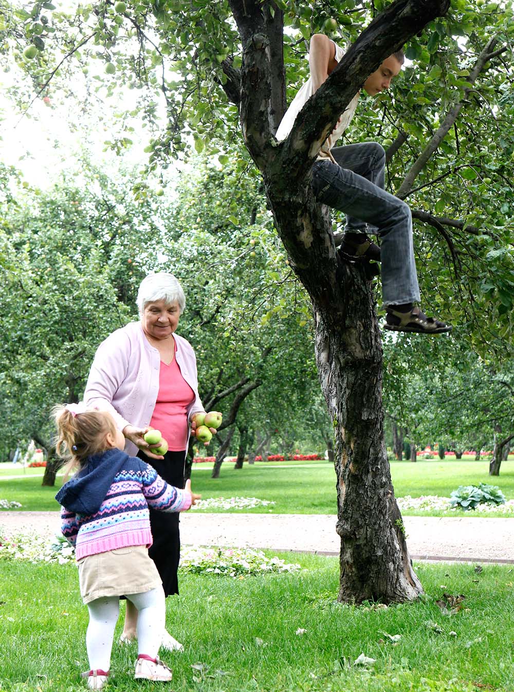 бабушка с внуками на прогулке