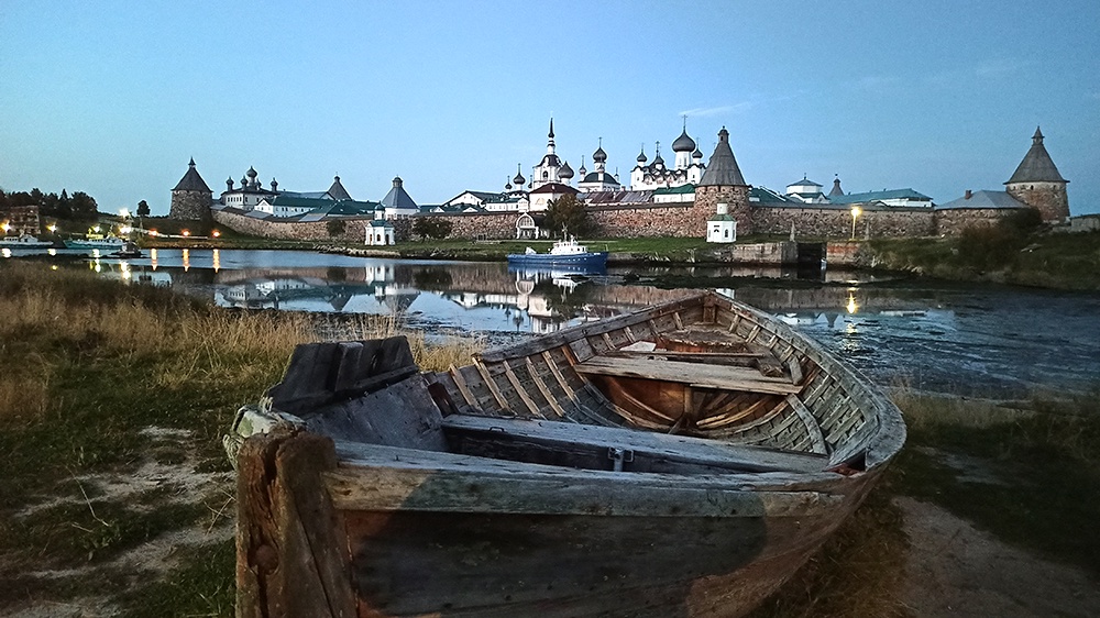 Деревянная лодка на берегу