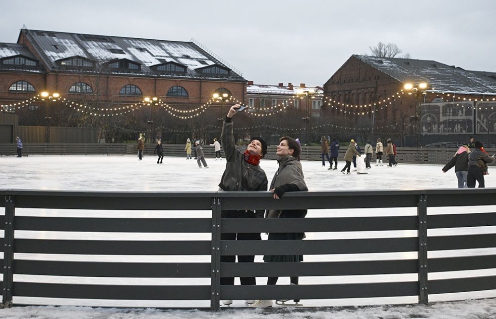 Горожане катаются на зимнем катке на острове Новая Голландия в Санкт-Петербурге. 