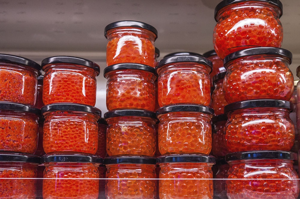 Стеклянная банка с красной икрой