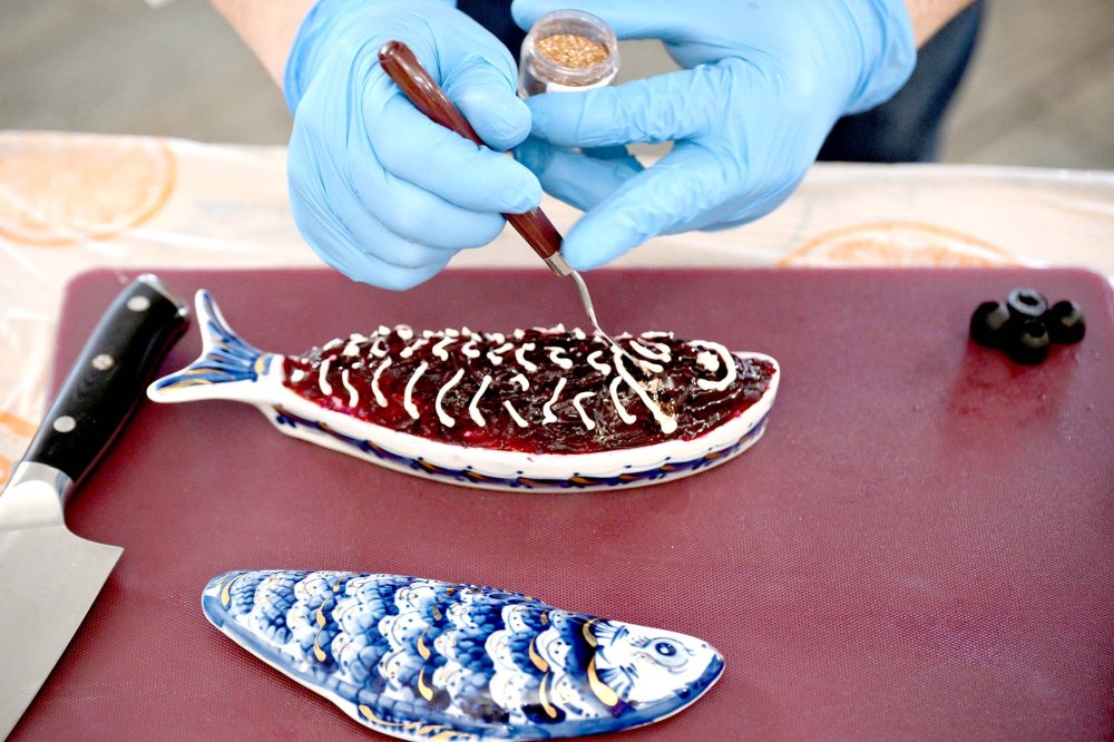 селедка под шубой в ресторане подготовка к подаче