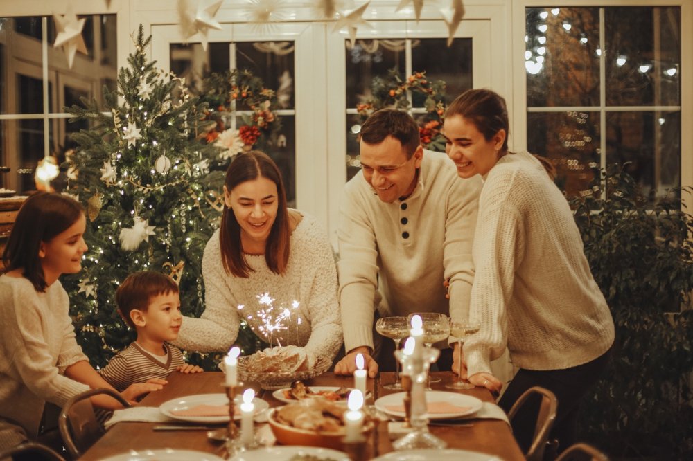 семья за праздничным столом