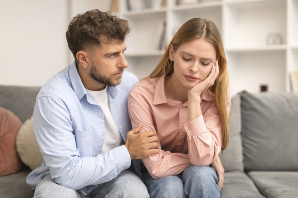 Мужчина и женщина беседуют о проблемах