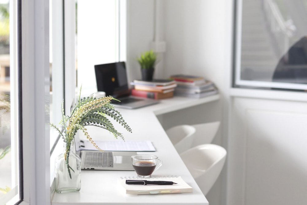 Подоконник-столешница, рабочее место.