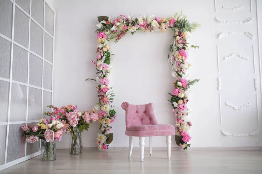 Декоративная панель из цветов у стены в интерьере.