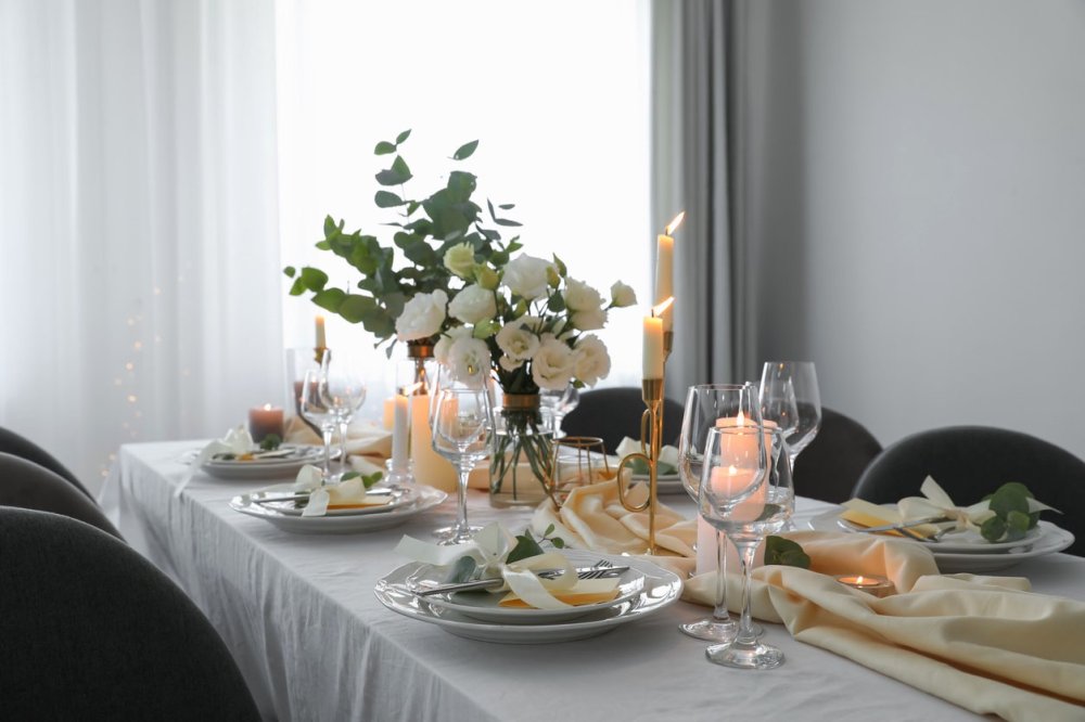 Сервировка стола к празднику в пастельных тонах.