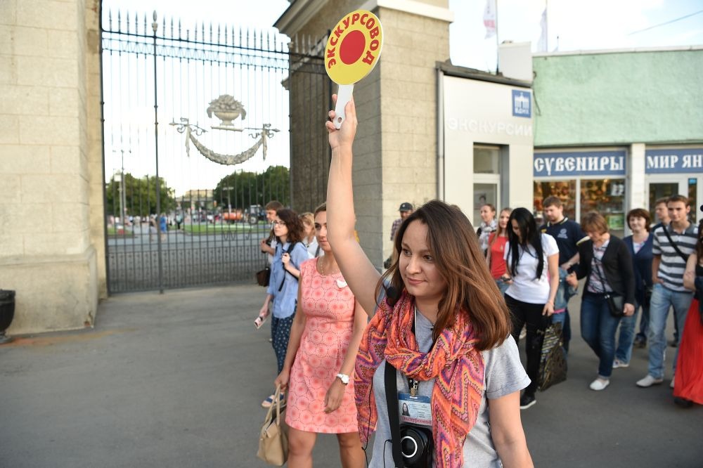 Экскурсовод собирает группу