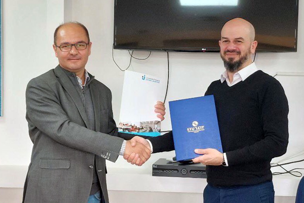 Ренат Ялышев с представителем Национального университета имени Артуро Хауретче.