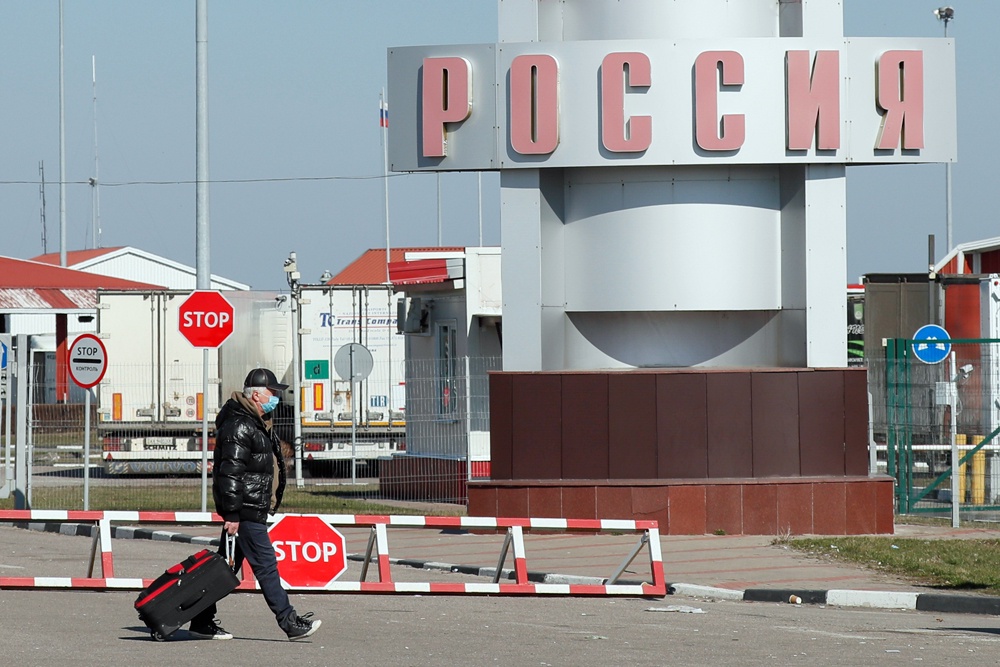 С 2024 года вернуться в Россию может любой соотечественник, но готовы ли к этому исполнители закона на местах? / Reuters