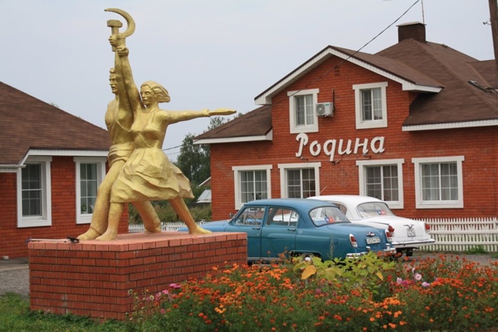 Копия скульптуры "Рабочий и колхозница" под Богородском в Нижегородской области