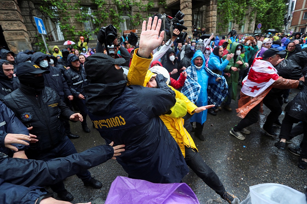 Полиция в Тбилиси задержала около 20 митингующих, в том числе трех иностранцев / REUTERS