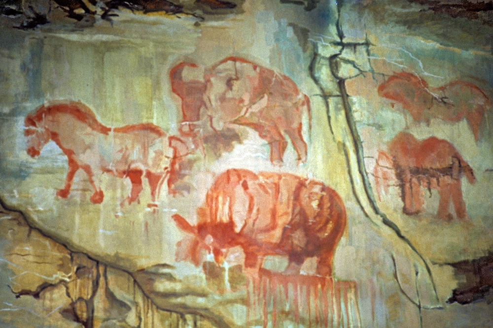 Наскальные рисунки эпохи палеолита на стене пещеры