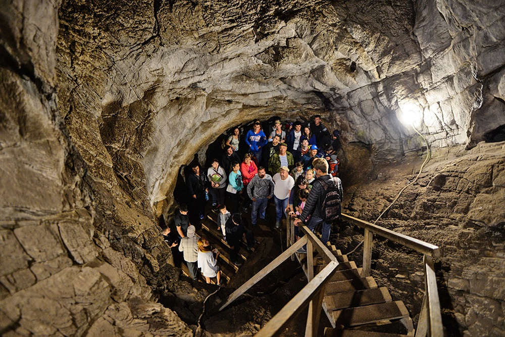 Люди во время экскурсии в Тавдинские пещеры в Алтайском крае