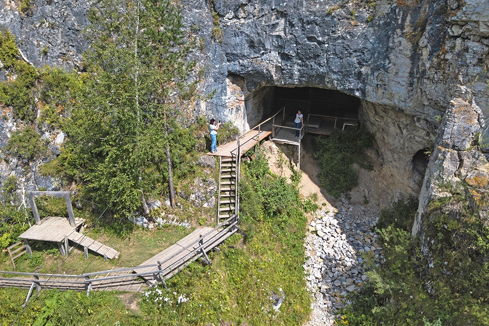 Вид на Денисову пещеру в Алтайском крае