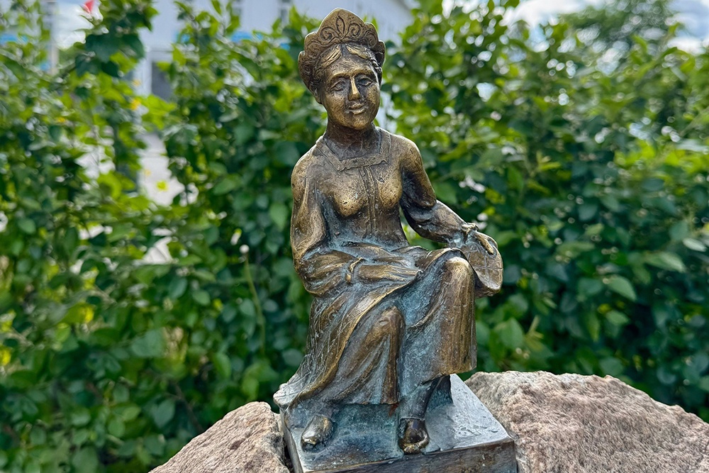 Мини-скульптура ткачихи в Суздале