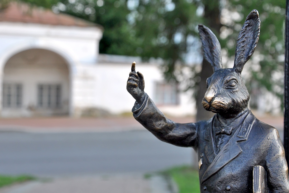 Мини-скульптура зайца на улице в Костроме