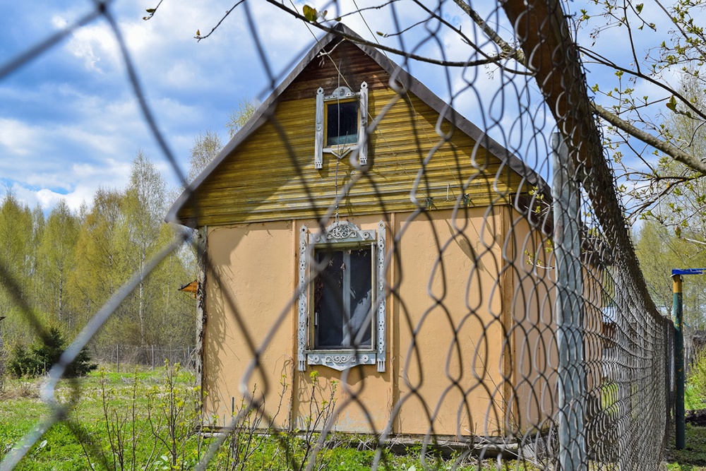 Забор с металлическими столбами из сетки-рабицы