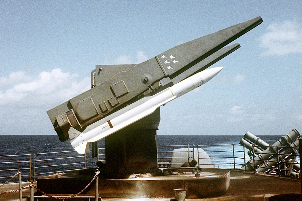https://cdnstatic.rg.ru/crop1000x667/uploads/images/2025/08/07/rim-66_standard_missiles_on_launcher_aboard_uss_ticonderoga_cg-47_during_tests_off_puerto_rico_march_1983_4f7.jpg
