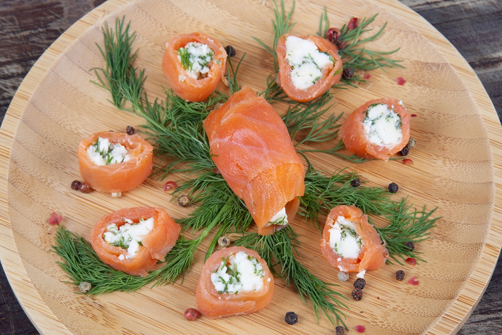 Рулетики из лосося с крем-сыром и зеленью