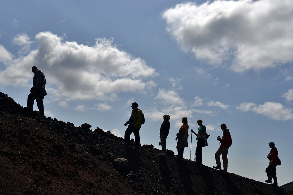 Туристы поднимаются на вулкан.