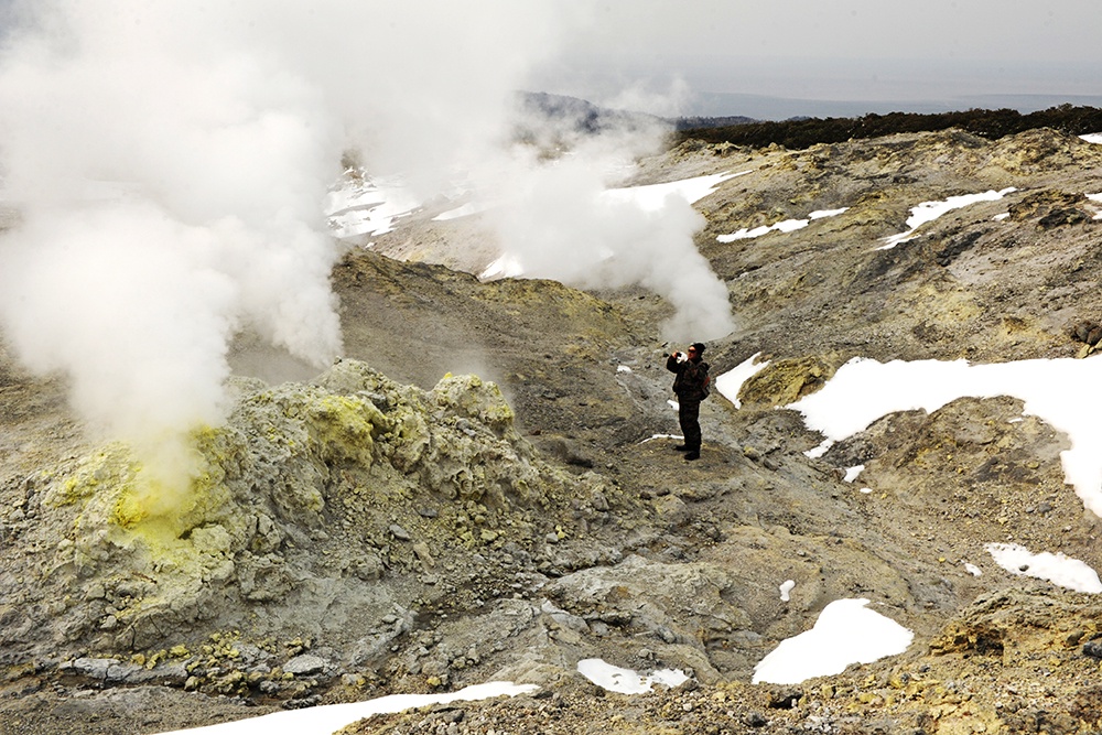 Действующая фумарола на вулкане Менделеева но острове Кунашир.