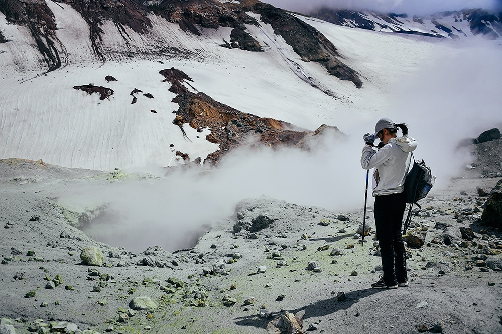 Участница Джип-тура на фумарольном поле в кратере вулкана Мутновский.