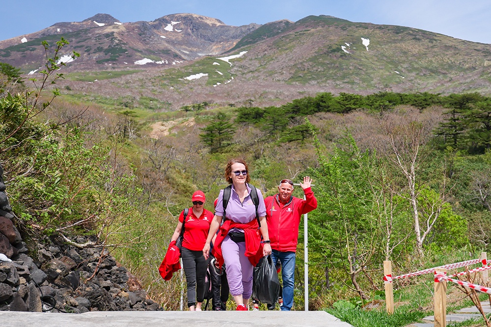 Туристы на склоне вулкана Баранского на острове Итуруп