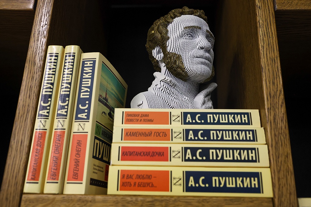 Бюст Пушкина и книги с его произведениями