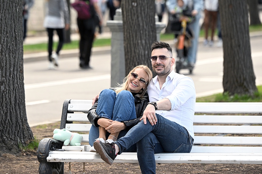 Мужчина и женщина сидят на лавочке