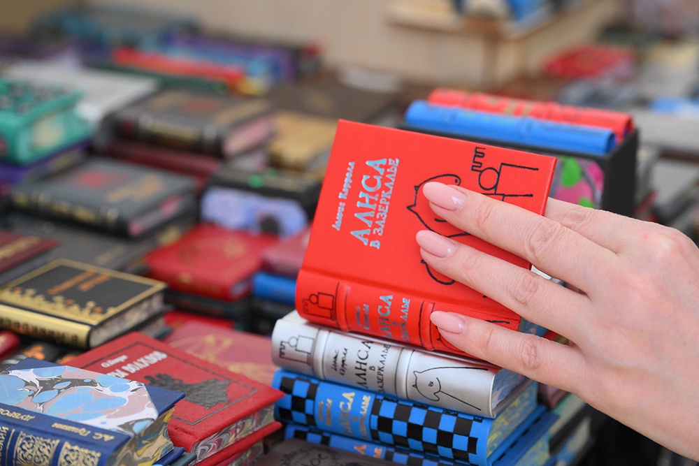 Девушка выбирает, какую книгу купить