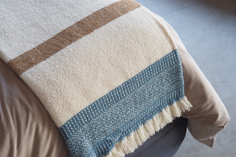 Плед в скандинавском стиле