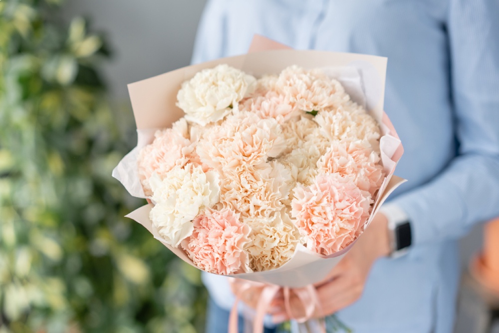 Букет гвоздики пастельных цветов.