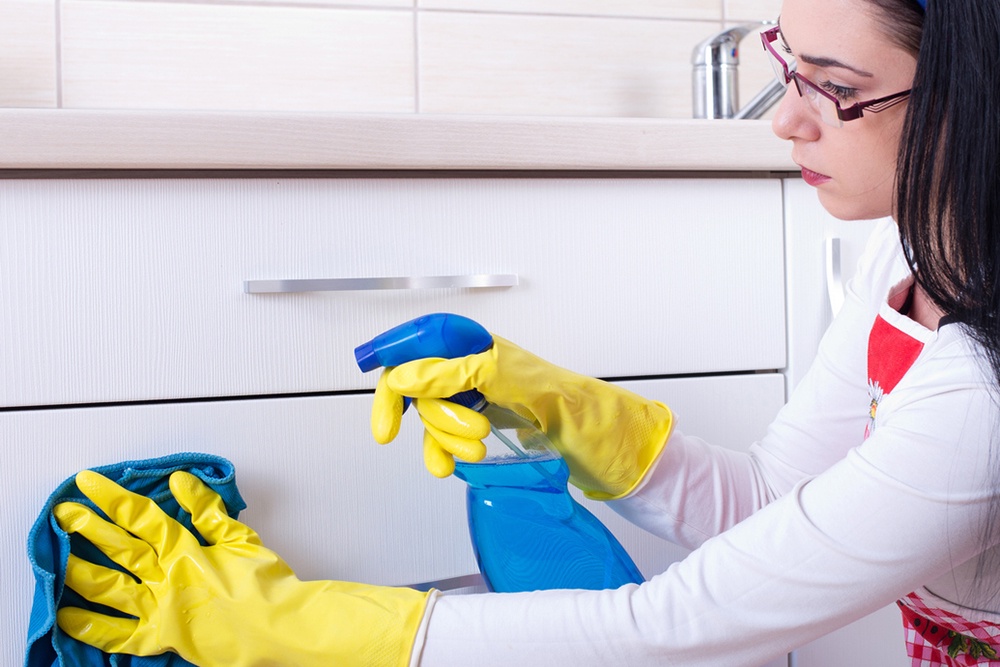 Девушка моет кухню