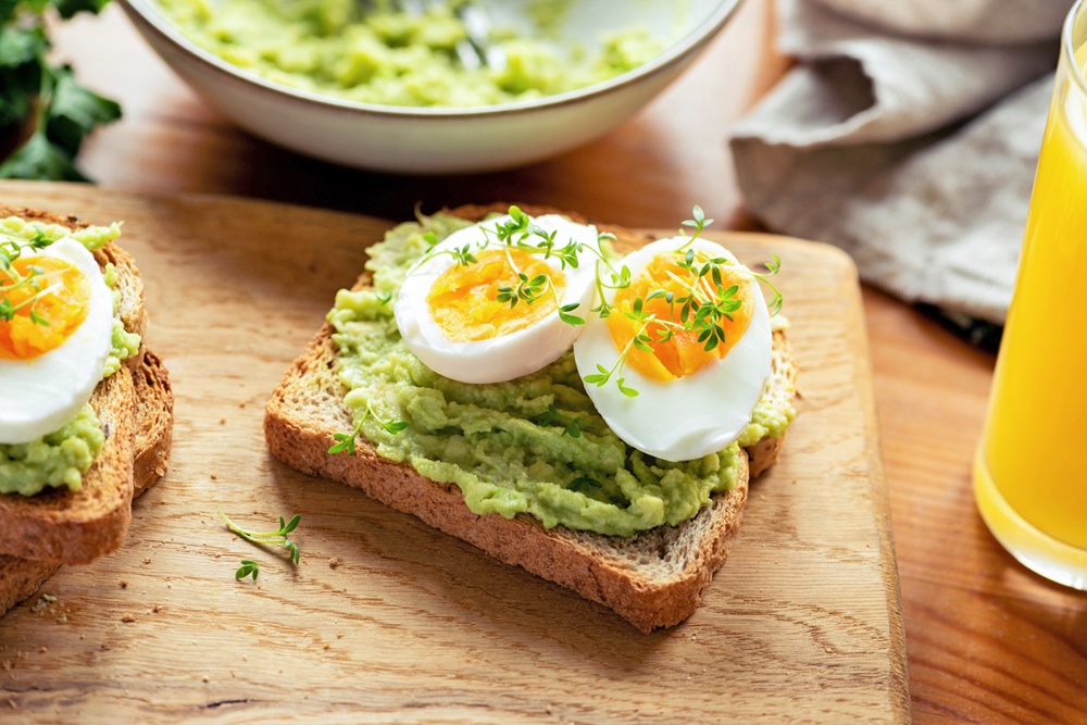 Тост с авокадо и яйцом