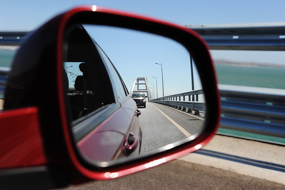 Вид на Крымский мост через зеркало автомобиля