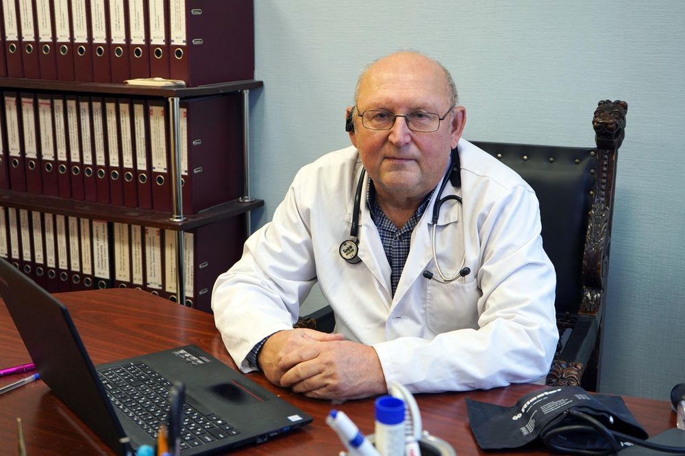 врач сидит за столом