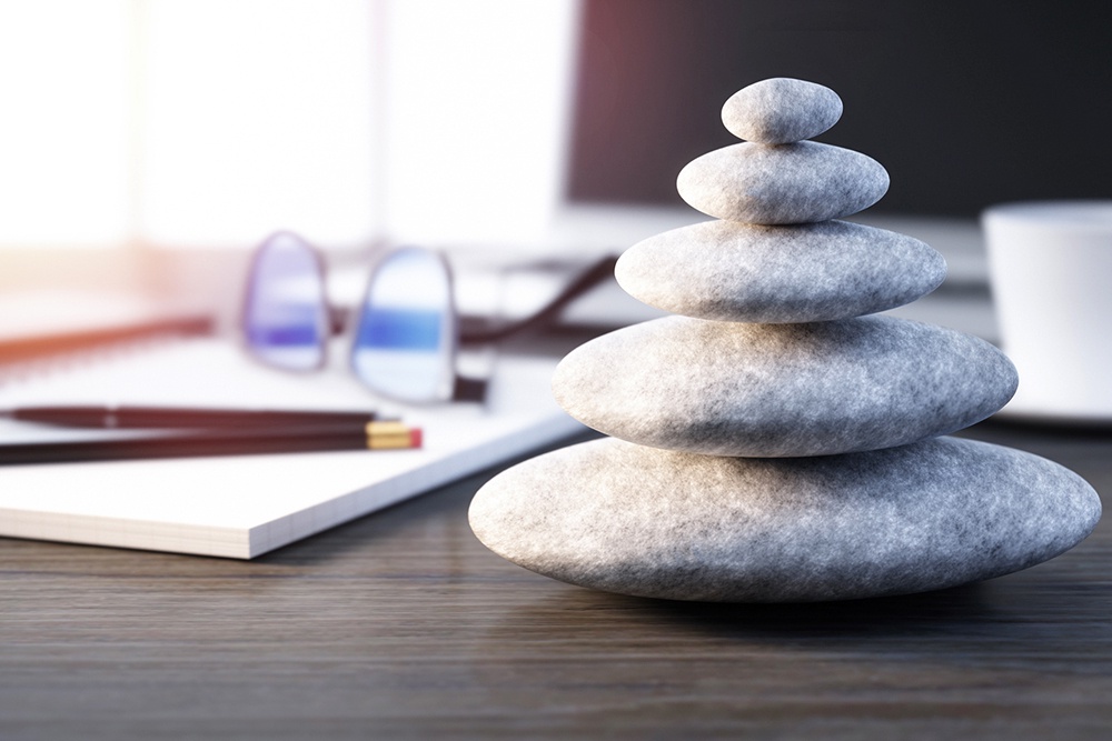 овальные камни лежат друг на друге на письменном столе