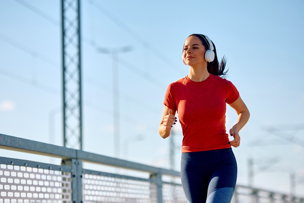 женщина бежит в наушниках