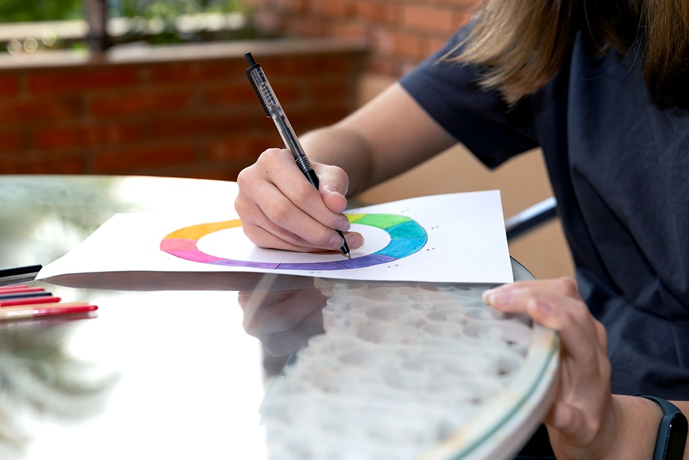 женщина рисует разноцветный круг