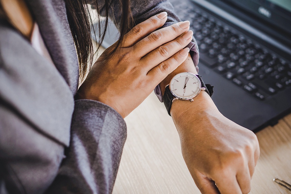 женщина показывает наручные часы на руке