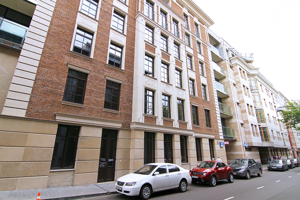 Автомобили припоркованы перед клубным домом