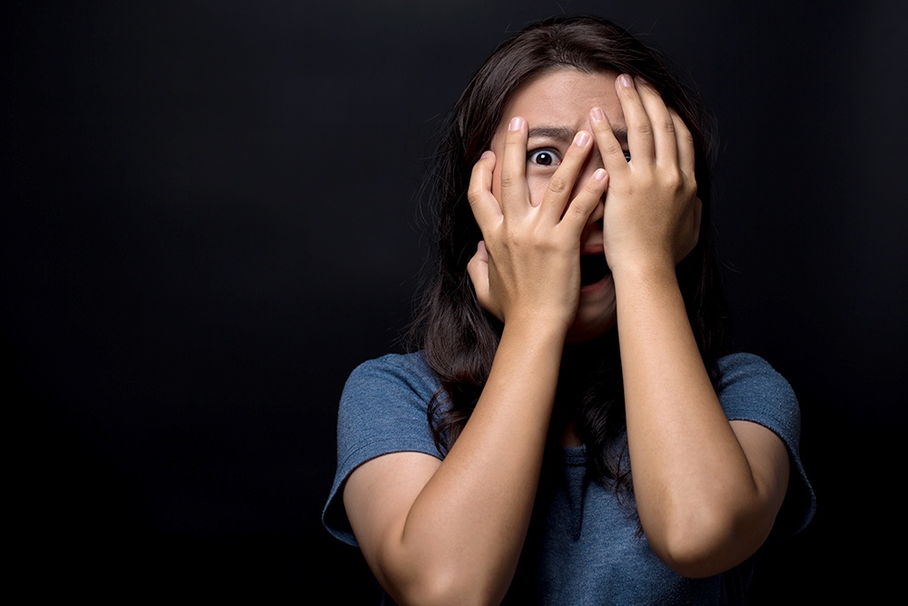 Почему люди боятся темноты: причины, психология и способы справиться со страхом