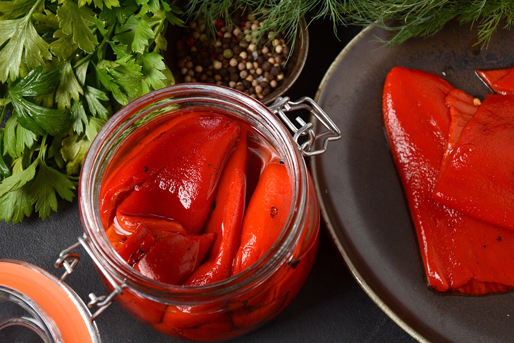 Маринованный перец в банке