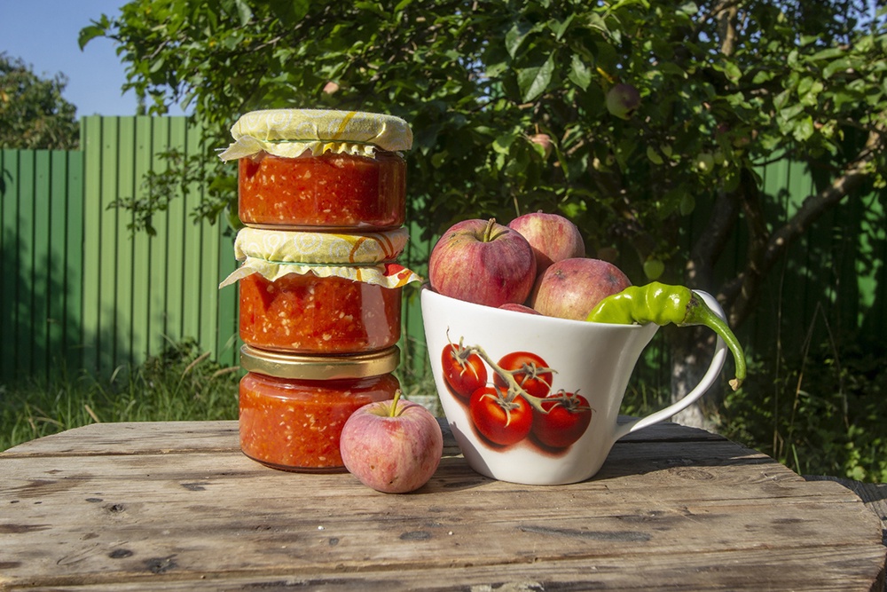 Аджика с яблоками