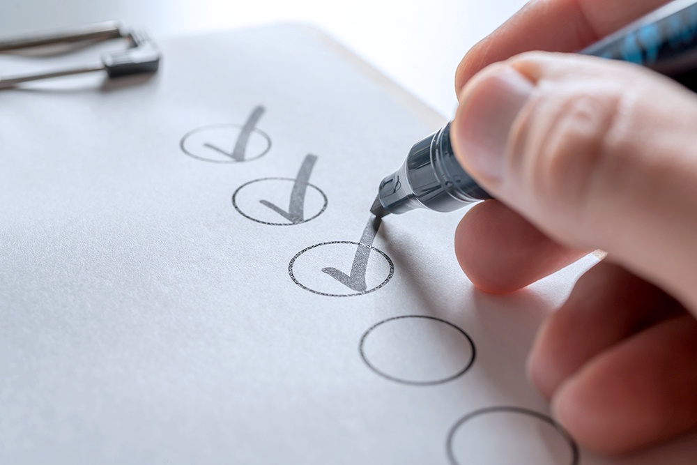 Мужчина ставит галочки в кружках