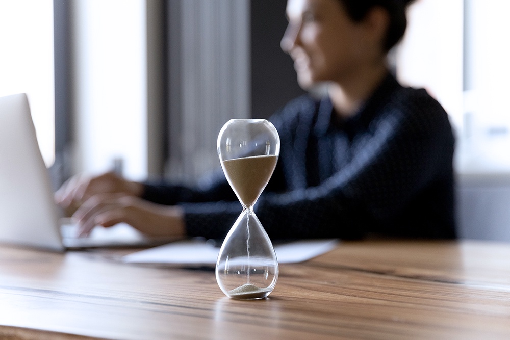 Песочные часы на столе