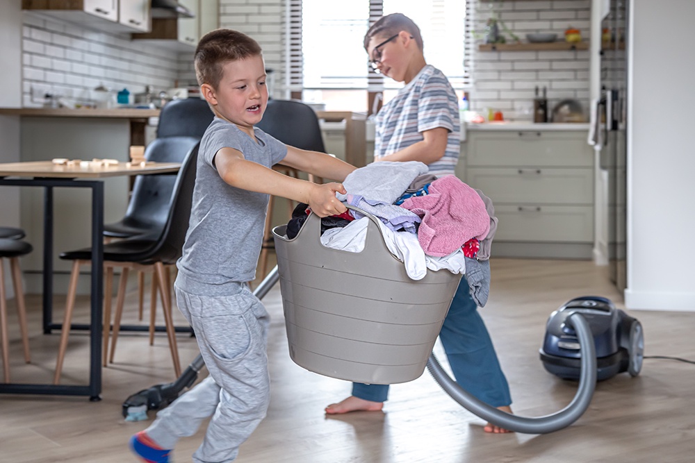 Дети помогают домашними делами